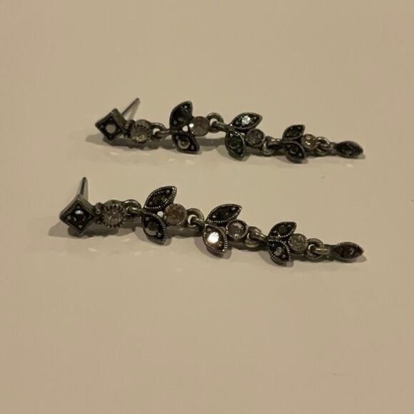 Black dangle earrings - Picture 3 of 4